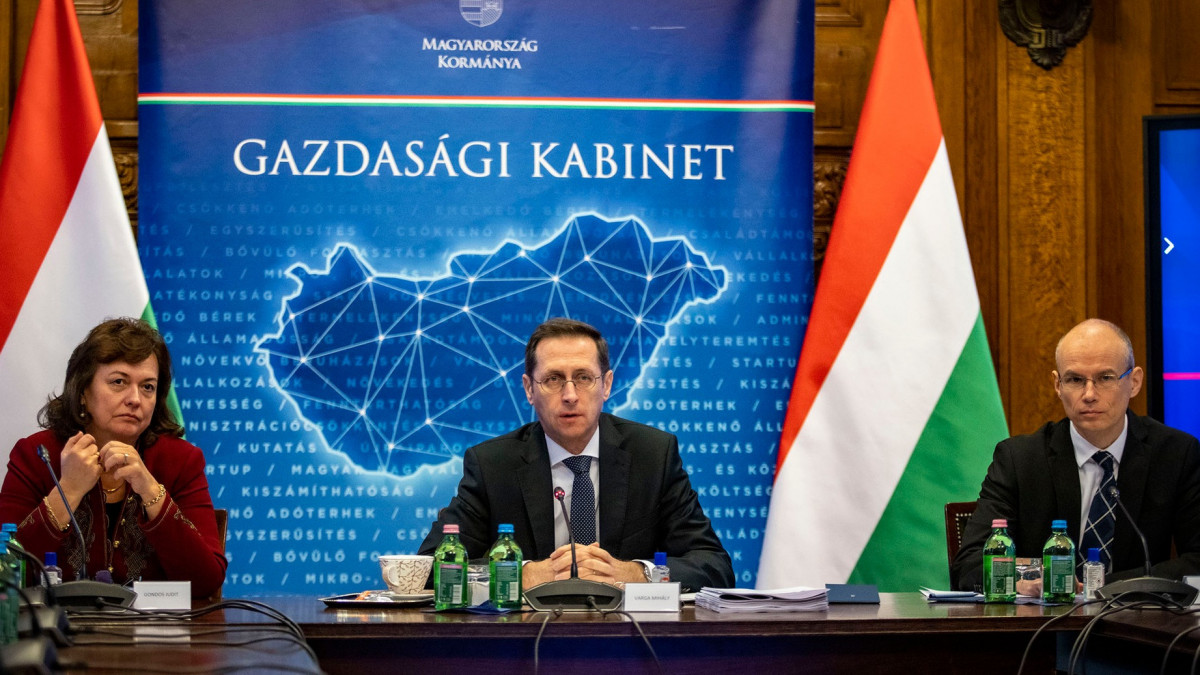 Varga Mihály pénzügyminiszter a gazdasági kabinet tanácskozásán. Fotó Facebook