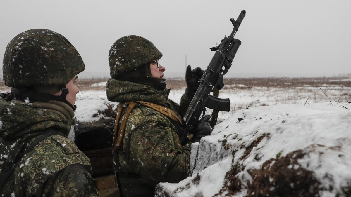 Besorozott újoncokat képeznek ki az orosz védelmi minisztérium noginszki gyakorlóterén 2022. december 13-án. Az orosz védelmi miniszter szerint eddig több mint 300 ezer embert képeztek ki az Ukrajna elleni háború miatt szeptember 21-én elrendelt részleges mozgósítás keretében.