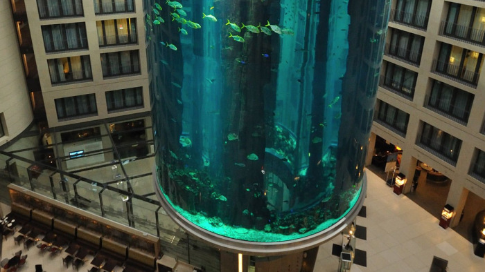 Kiderült, miért robbant szét a világ legnagyobb akváriuma Berlinben