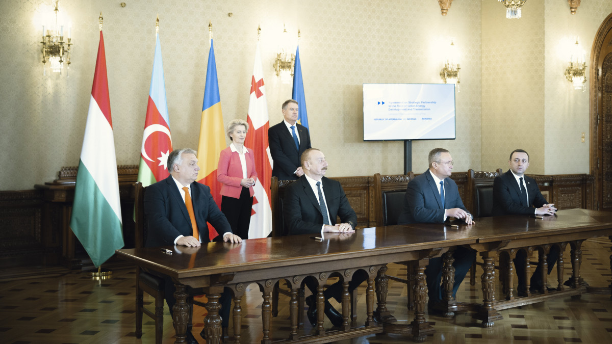 A Miniszterelnöki Sajtóiroda által közreadott képen Orbán Viktor miniszterelnök (b), Ilham Alijev azerbajdzsáni elnök (b2), Nicolae Ciuca román kormányfő (b3) és Irakli Garibasvili georgiai miniszterelnök (b4) az Azerbajdzsánból Georgián és Románián keresztül Magyarországra áramot szállító villamosenergia-hálózatról szóló szerződés aláírásán Bukarestben, a Cotroceni-palotában 2022. december 17-én. A háttérben Ursula von der Leyen, az Európai Bizottság elnöke (b) és Klaus Iohannis román államfő.