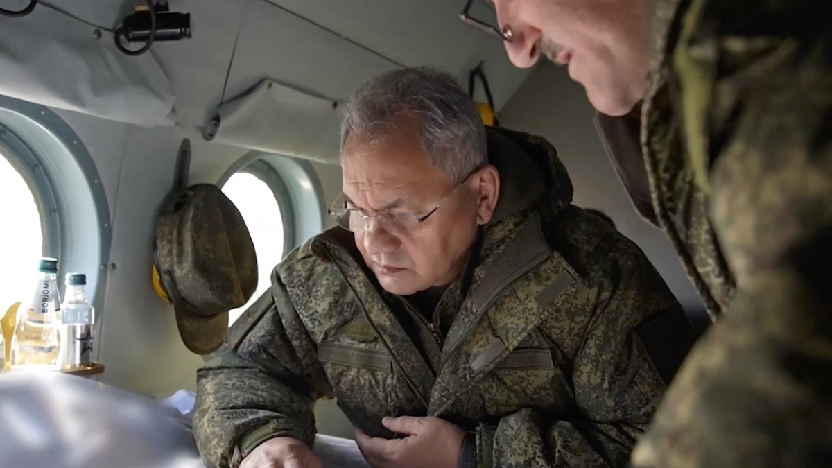 Az orosz védelmi minisztérium sajtószolgálata által közreadott videóról készített képen Szergej Sojgu orosz védelmi miniszter megtekinti az Ukrajna elleni háborúban harcoló orosz katonai egységek állásait Ukrajnában 2022. december 18-án.