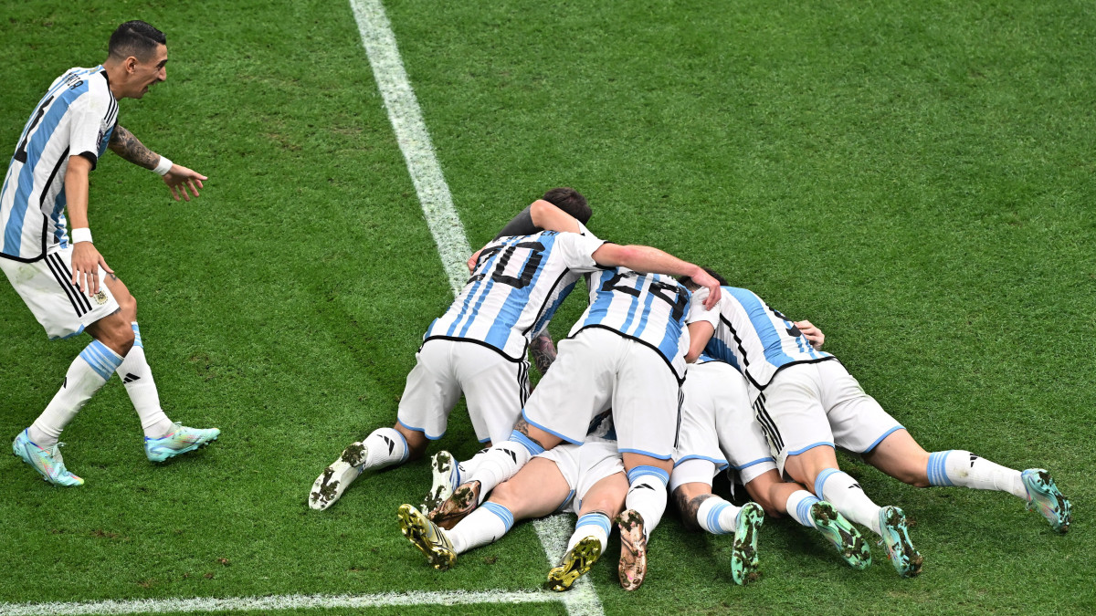 Az argentin játékosok, miután Lionel Messi 11-esből berúgta csapata első gólját a katari labdarúgó-világbajnokság döntőjében játszott Argentína-Franciaország mérkőzésen a Loszaíl Stadionban 2022. december 18-án.