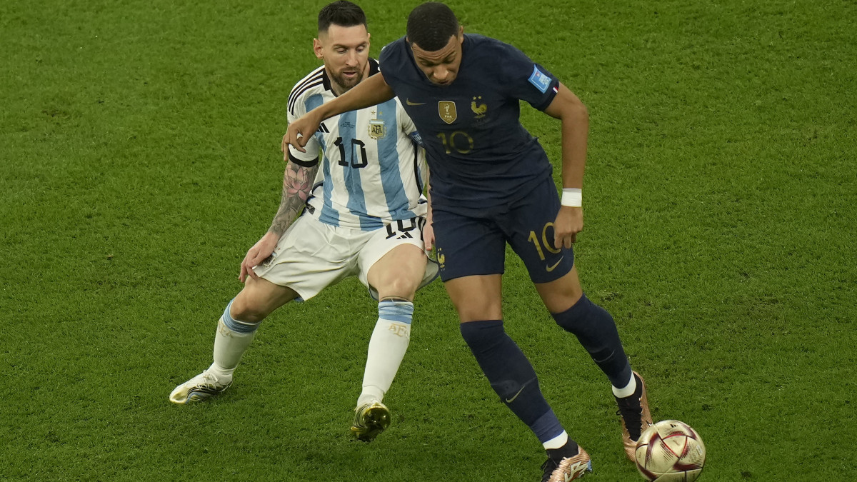 Az argentin Lionel Messi (b) és a francia Kylian Mbappé a katari labdarúgó-világbajnokság döntőjében játszott Argentína-Franciaország mérkőzésen a Loszaíl Stadionban 2022. december 18-án.