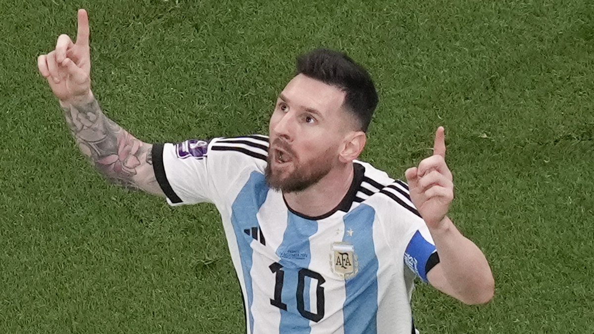 Az argentin Lionel Messi, miután 11-esből berúgta csapata első gólját a katari labdarúgó-világbajnokság döntőjében játszott Argentína-Franciaország mérkőzésen a Loszaíl Stadionban 2022. december 18-án.