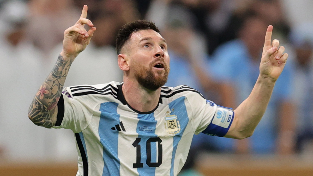 Az argentin Lionel Messi, miután berúgta csapata harmadik gólját a katari labdarúgó-világbajnokság döntőjében a Loszaíl Stadionban játszott Argentína-Franciaország mérkőzés hosszabbításában 2022. december 18-án.
