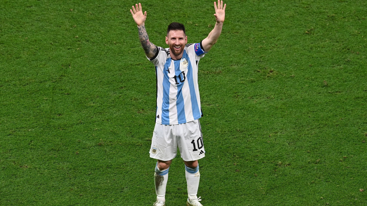 Az argentin Lionel Messi, miután csapata 4-2-re győzött a katari labdarúgó-világbajnokság döntőjében játszott Argentína-Franciaország mérkőzés 3-3-as hosszabbítása utáni tizenegyes-párbajban a Loszaíl Stadionban 2022. december 18-án.
