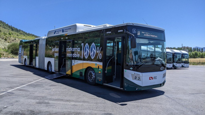 Szeméttel hajtott buszok közlekednek egy spanyol városban