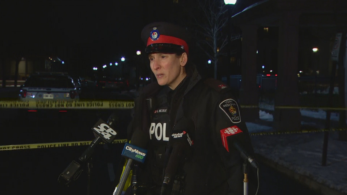 A yorki rendőrség vezetője nyilatkozik a kanadai Ontario állambeli Vaughan egy társasházában történt lövöldözés körülményeiről. Fotó: Twitter/Neil Herland