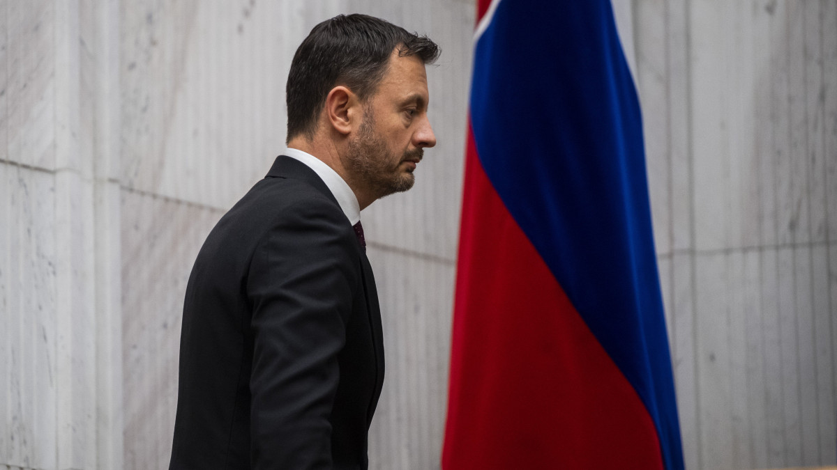 Eduard Heger szlovák miniszterelnök távozik az ülésteremből, miután kormánya megbukott az ellene benyújtott bizalmatlansági indítványról tartott parlamenti szavazáson Pozsonyban 2022. december 15-én. A szeptembertől parlamenti kisebbségben kormányzó Heger-kabinettől, szűk többséggel, 78 vokssal vonta meg a bizalmat a 150 fős pozsonyi törvényhozás, amelynek 102 képviselője vett részt a szavazáson.