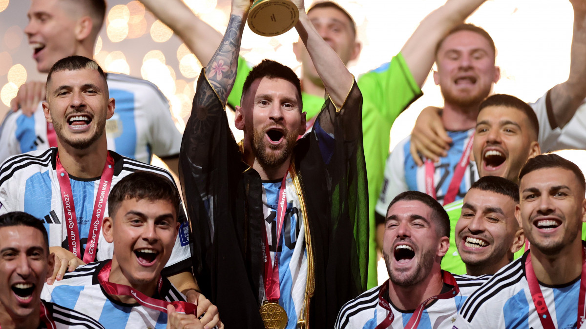 Lionel Messi argentin csapatkapitány felmutatja a FIFA-világkupát, a vb trófeáját, miután csapata 4-2-re győzött a katari labdarúgó-világbajnokság döntőjében játszott Argentína-Franciaország mérkőzés 3-3-as hosszabbítása utáni tizenegyes-párbajban a Loszaíl Stadionban 2022. december 18-án.