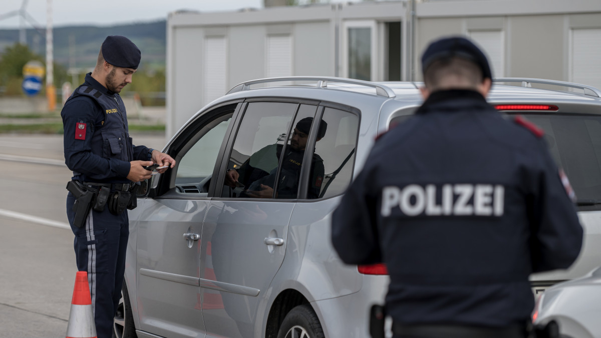 Osztrák rendőrök ellenőrzik a járműveket az osztrák-szlovák határon az ausztriai Berg határátkelőhelyen 2022. szeptember 29-én, miután az osztrák rendőrség elkezdte az előre meghirdetett szúrópróbaszerű ellenőrzést a migránsok és az embercsempészek kiszűrése érdekében.