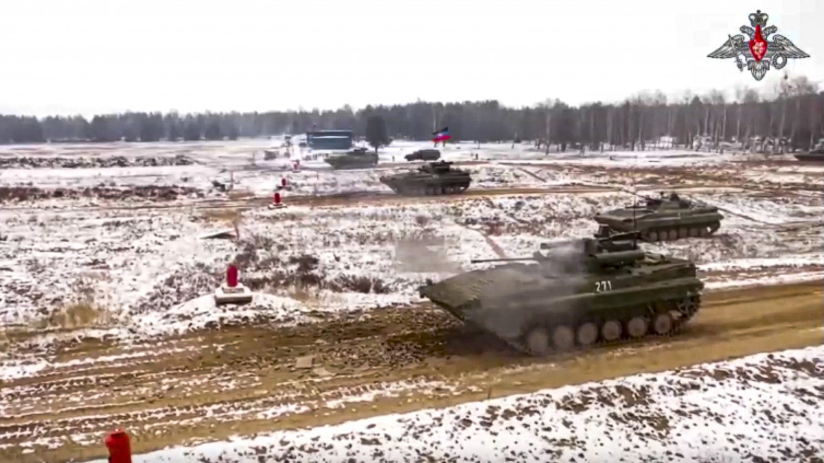 Az orosz védelmi minisztérium sajtószolgálata által közreadott, videófelvételről készített kép orosz páncélozott harci járművekről a Fehéroroszországban tartott hadgyakorlaton 2022. december 19-én.