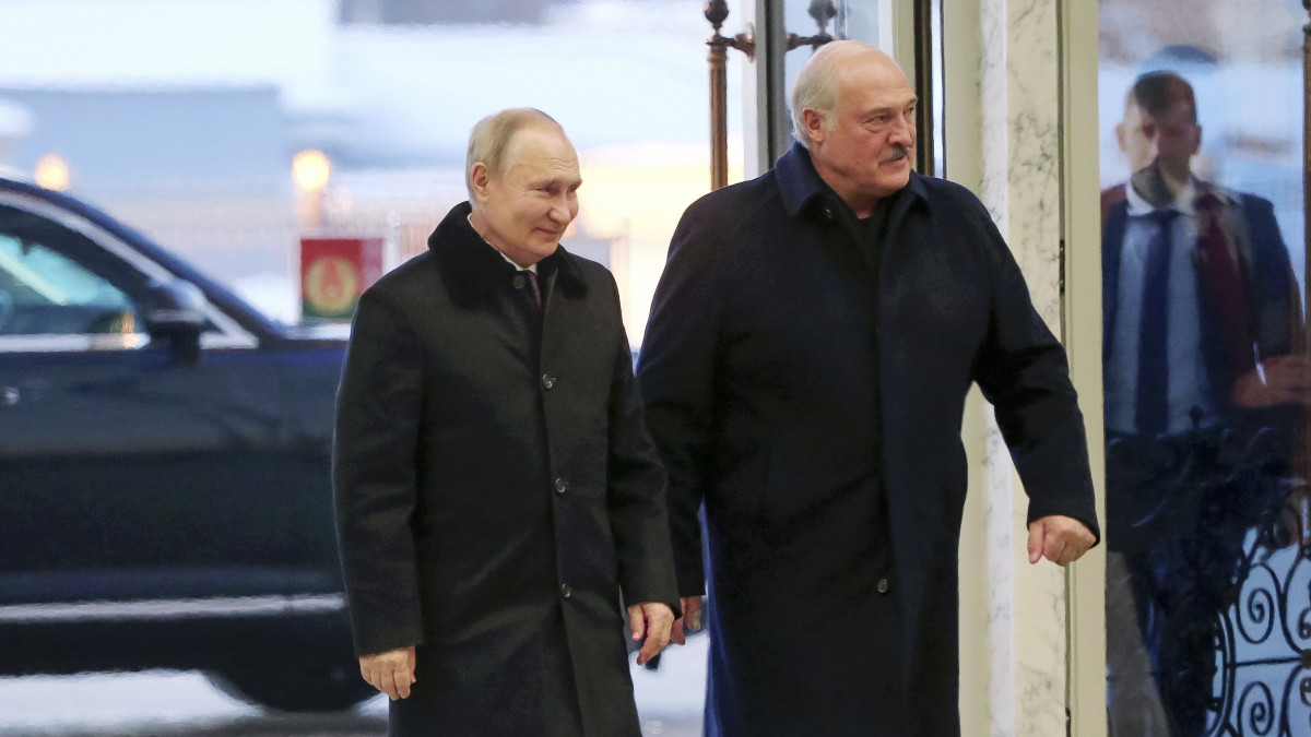 Vlagyimir Putyin orosz elnököt (b) fogadja Aljakszandr Lukasenka fehérorosz államfő a kétoldalú megbeszélésük előtt Minszkben 2022. december 19-én, amikor orosz katonai egységek gyakorlatoznak Fehéroroszországban.