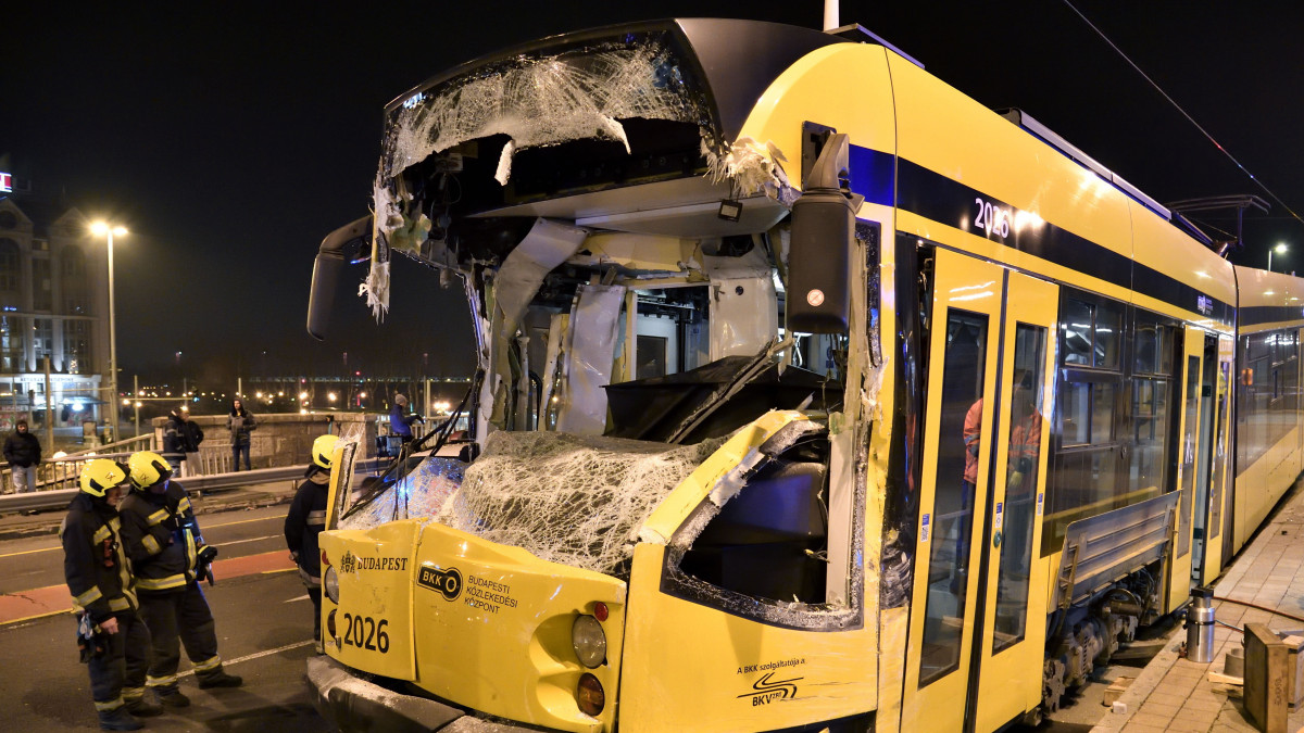 Ráfutásos balesetben összeroncsolódott Combino villamos Budapest IX. kerületében, a Boráros térnél 2022. december 20-án. A 19-én este történt baleset helyszínéről a mentők egy súlyos és öt könnyebb sérültet vittek kórházba. Reggelre helyreállt a közlekedés a 4-es és a 6-os villamos vonalán.