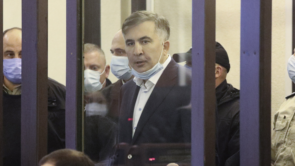 A hatalommal való visszaéléssel vádolt Miheil Szaakasvili volt georgiai elnök (k) bírósági meghallgatásán Tbilisziben 2021. november 29-én. A volt államfőt azzal vádolják, hogy megpróbálta eltussolni egy ellenzéki törvényhozó megverésével kapcsolatos bizonyítékokat.