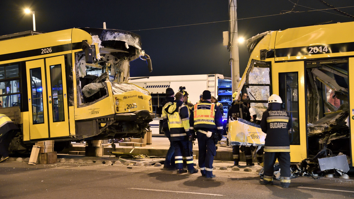 Ráfutásos balesetben összeroncsolódott Combino villamos Budapest IX. kerületében, a Boráros térnél 2022. december 19-én. Az este történt baleset helyszínéről a mentők egy súlyos és öt könnyebb sérültet vittek kórházba. Reggelre helyreállt a közlekedés a 4-es és a 6-os villamos vonalán.