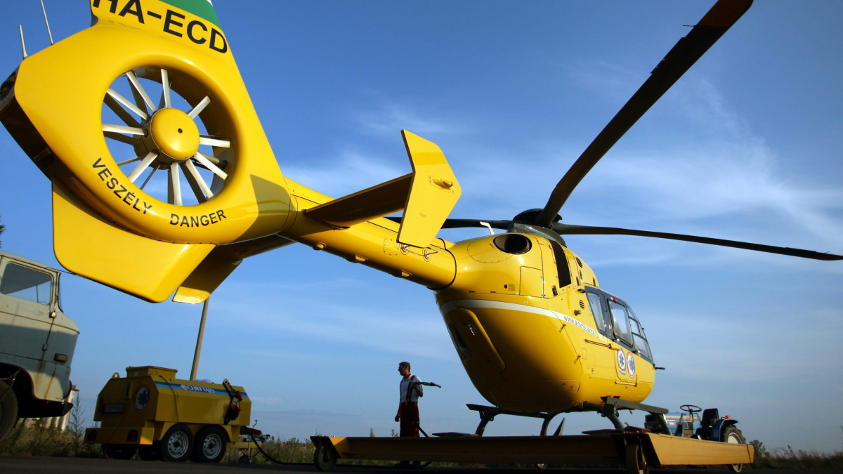 Szirom Sándor pilóta tankol fel egy Eurocopter EC-135 típusú helikoptert az esti ügyelet végén a Magyar Légimentő Nonprofit Kft. sármelléki bázisán 2012. augusztus 10-én.