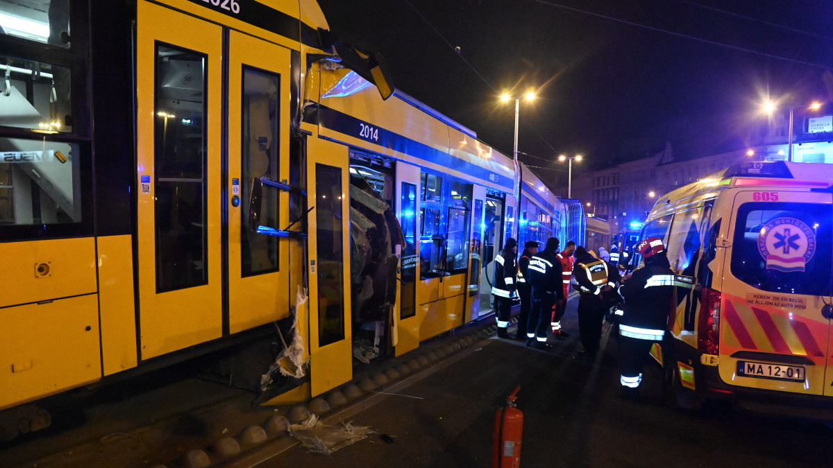 Sérült villamosok, miután összeütköztek a Boráros térnél 2022. december 19-én. A ráfutásos baleset miatt a 4-es villamos a Corvin-negyed és Újbuda-központ között, a 6-os a Corvin-negyed és a Móricz Zsigmond körtér között nem jár. A kimaradó szakaszon pótlóbuszok szállítják az utasokat.