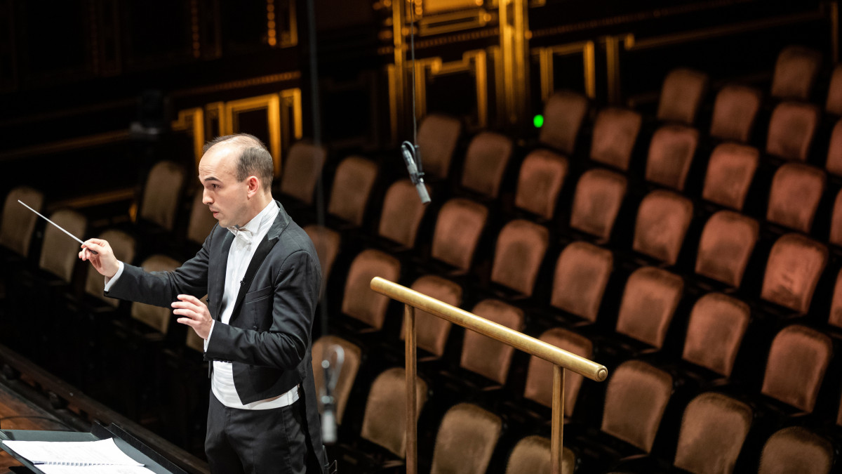 Hámori Máté vezényel az Óbudai Danubia Zenekar Kurtág/Haydn/Dvořák című koncertjén a Zeneakadémia Nagytermében 2020. március 13-án. A koronavírus-veszély miatt zárt ajtók mögött tartott hangversenyt élőben közvetítették online-felületeken.