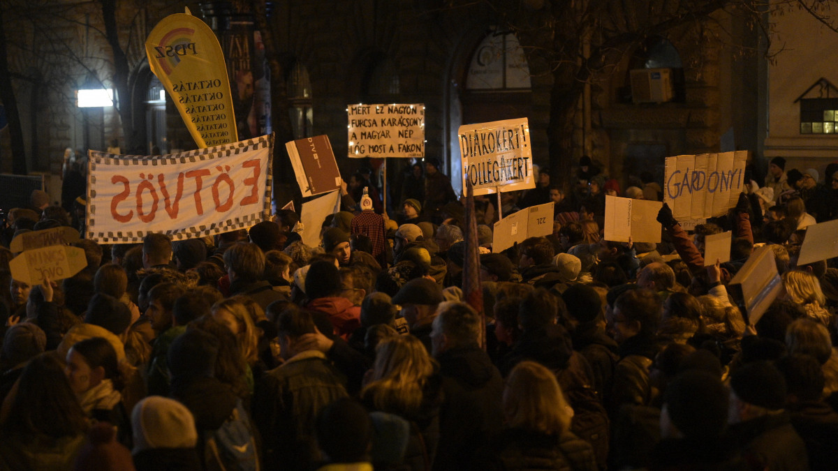 Résztvevők a Tanárok a Tanárokért, a Pedagógus Egység és a Tanítanék Mozgalom által szervezett tüntetésen Budapesten, a Klebelsberg Központ előtt 2022. december 3-án.