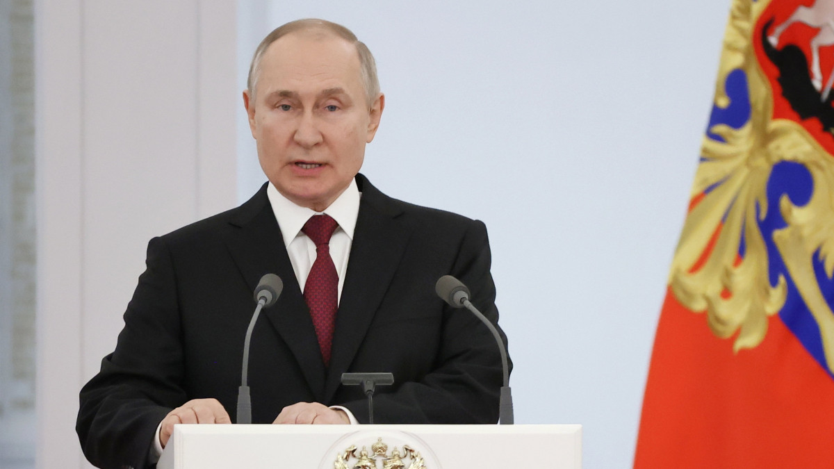 Vlagyimir Putyin orosz elnök beszédet mond a haza hőseinek ítélt Arany Csillag kitüntetések átadási ünnepségén a moszkvai Kreml Szent György termében 2022. december 8-án. Az ünnepségre több mint 200 bátorságáról és hősiességéről tanúságot tett katonai és civil személyt hívtak meg.