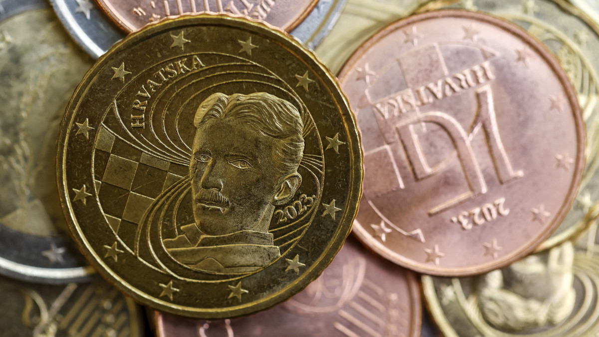 2022. december 14-i kép egy új euróérméről, amelyen Nikola Tesla feltaláló arcmása látható a horvát jegybank zágrábi székházában. A kunát kivezetik, Horvátország új hivatalos pénzneme 2023-tól az euró. Horvátoszágban kezdetben 1,2 millió, 33 darab euróérmét tartalmazó csomagot bocsátanak rendelkezésre, a száz kunára becserélhető kezdőcsomag összesen 13,28 euró értékű érmét tartalmaz. Euróval hivatalosan csak januártól lehet fizetni, a kuna január első két hetében még hivatalos fizetőeszköznek számít.