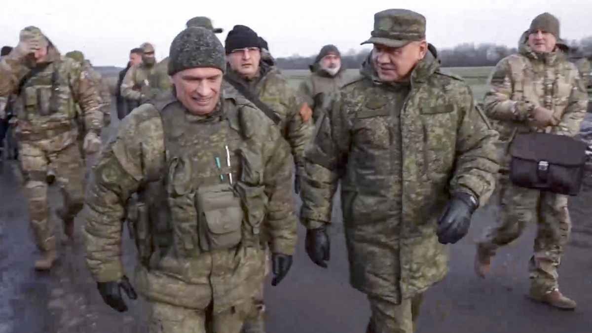 Az orosz védelmi minisztérium sajtószolgálata által közreadott, videófelvételről készített képen Szergej Sojgu orosz védelmi miniszter (j2) megtekinti az Ukrajna elleni háborúban harcoló orosz katonai egységek állásait egy meg nem nevezett ukrajnai helyszínen 2022. december 22-én.
