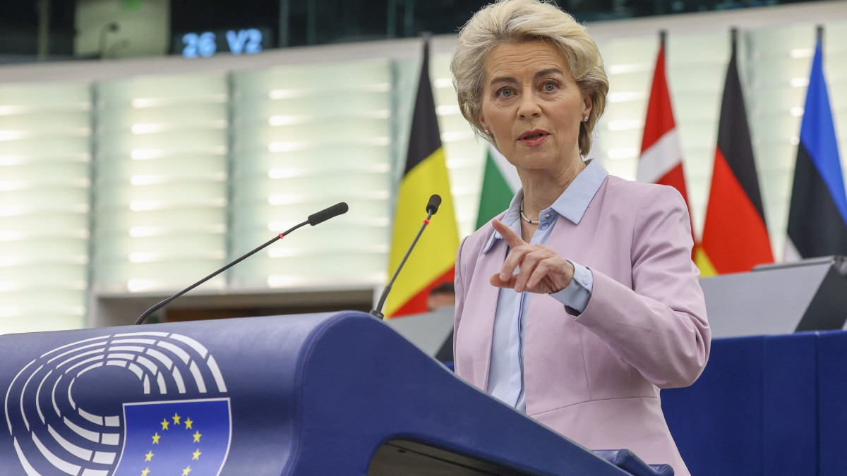 Ursula von der Leyen, az Európai Bizottság elnöke felszólal az Európai Parlament plenáris ülésén Strasbourgban 2022. október 19-én.