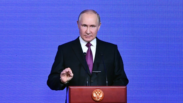 Vlagyimir Putyin az orosz offenzíváról: „a tyúk magonként csipeget”