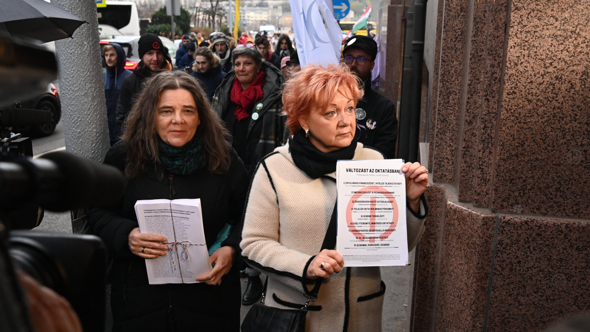 Szabó Zsuzsa, a Pedagógusok Szakszervezetének (PSZ) elnöke (j) és Nagy Erzsébet, a Pedagógusok Demokratikus Szakszervezetének (PDSZ) ügyvivője (b) a Belügyminisztérium épületénél a PSZ által szervezett budapesti tüntetés előtt 2022. november 26-án.