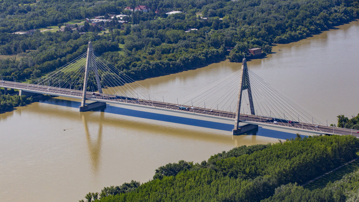 A légifotón a Megyeri híd 2021. július 30-án.