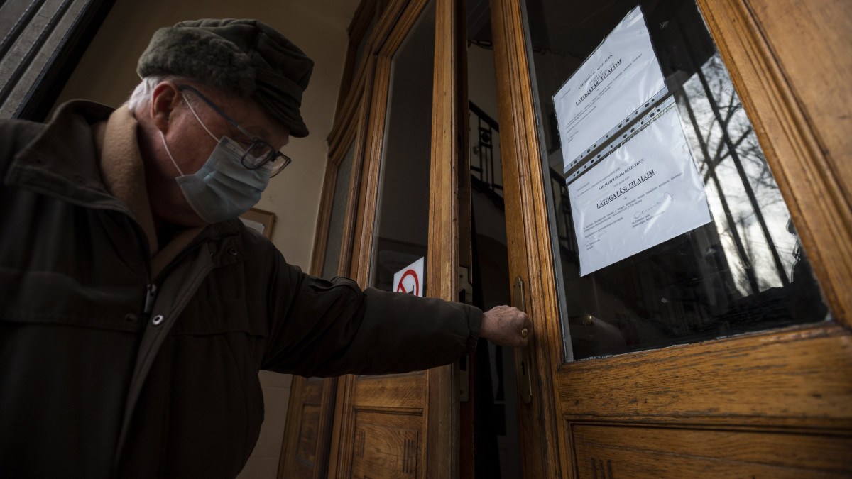 Látogatási tilalomról szóló tájékoztató a budapesti Semmelweis Egyetem I. Sz. Belgyógyászati Klinikájának bejáratában 2019. január 15-én. Több kórházban látogatási tilalmat rendeltek el az influenzaszerű megbetegedések halmozódása miatt.