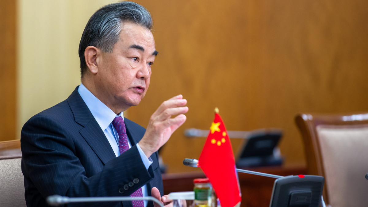Vang Ji kínai külügyminiszter a mongol hivatali partnerével, Batmunk Batceceggel folytatott tárgyalásai közben Ulánbátorban 2022. augusztus 8-án.