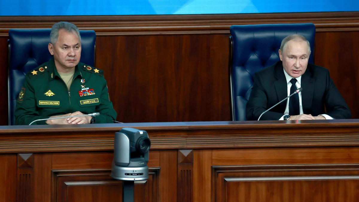 Vlagyimir Putyin orosz elnök (j) és Szergej Sojgu védelmi miniszter az orosz védelmi minisztérium kibővített vezetői kollégiumának tanácskozásán a moszkvai minisztériumban 2022. december 21-én, az ukrajnai háború alatt.