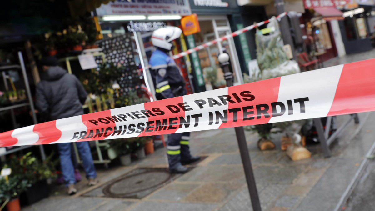 Rendőrségi szalaggal elkerített terület a Párizs belvárosban, a 10. kerületi Enghien utcában elkövetett lövöldözés helyszínén 2022. december 23-án. A támadás következtében két ember életét vesztette, négy sérült válságos állapotban van. A rendőrök a lövöldözéssel összefüggésben egy 60 év körüli férfit tartóztattak le.