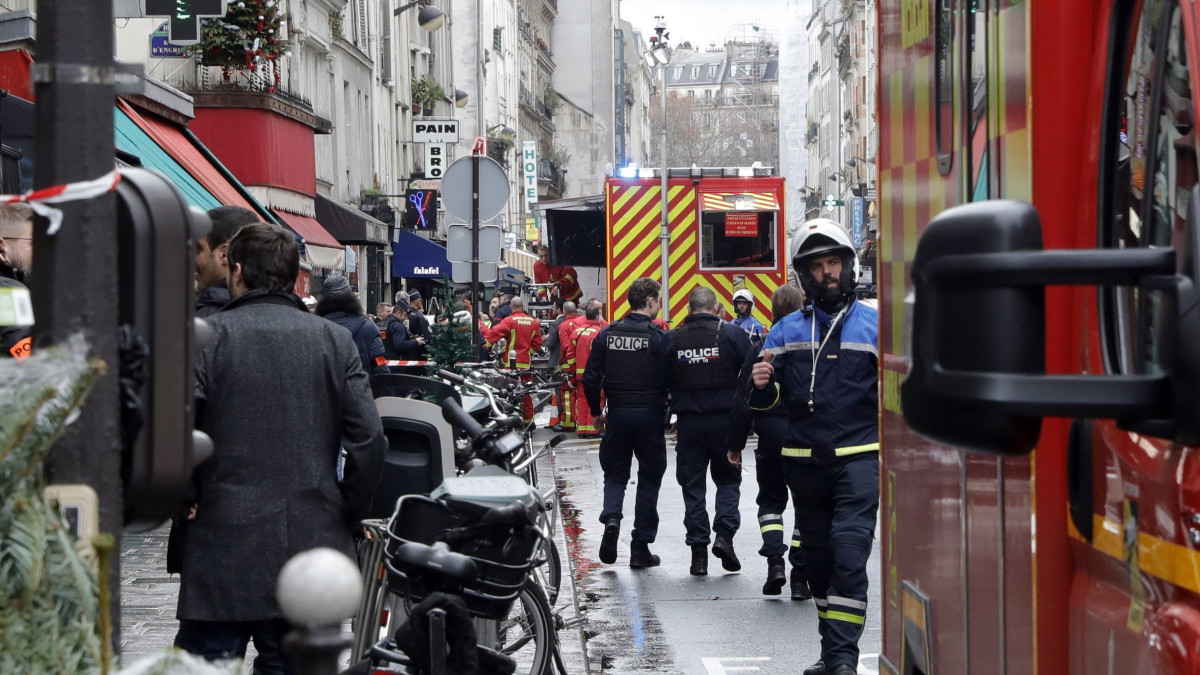 Rendőrök a Párizs belvárosban, a 10. kerületi Enghien utcában elkövetett lövöldözés helyszínén 2022. december 23-án. A támadás következtében két ember életét vesztette, négy sérült válságos állapotban van. A rendőrök a lövöldözéssel összefüggésben egy 60 év körüli férfit tartóztattak le.