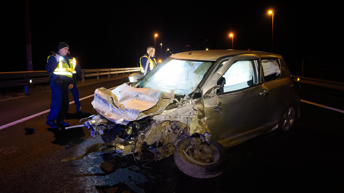 Összeroncsolódott személyautó az M8-as autópálya 81-es kilométerénél, Dunavecse térségében, miután a gépjármű szalagkorlátnak ütközött és egy oszlopnak csapódott 2022. december 24-én. Az autót vezető férfi, aki nem használta a biztonsági övet, kirepült az autóból és az úttestre zuhant. A sofőr súlyos, életveszélyes fejsérülést és több törést szenvedett, a mentők válságos állapotban szállították kórházba.