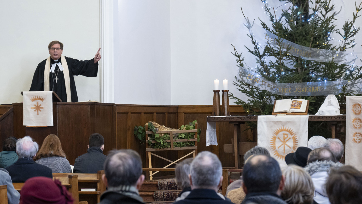 Fabiny Tamás, a Magyarországi Evangélikus Egyház elnök-püspöke igét hirdet ünnepi istentiszteleten karácsony első napján a budavári evangélikus templomban 2022. december 25-én.
