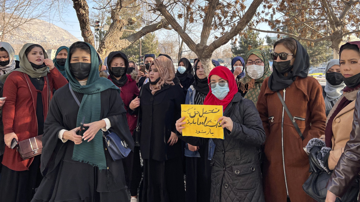 Az afgán nők felsőoktatásból való kizárása ellen tüntetnek Kabulban 2022. december 22-én. Az ország felsőoktatásért felelős minisztere december 20-án azonnali hatállyal kitiltotta a nőket az egyetemekről Afganisztánban. A tálibok tavalyi hatalomátvétele után nemek szerint különítették el az oktatási intézményeket az ázsiai országban. A legtöbb iskolából, köztük a középiskolákból is kizárták a nőket, és jelentősen korlátozták azt is, milyen területeken tanulhatnak.
