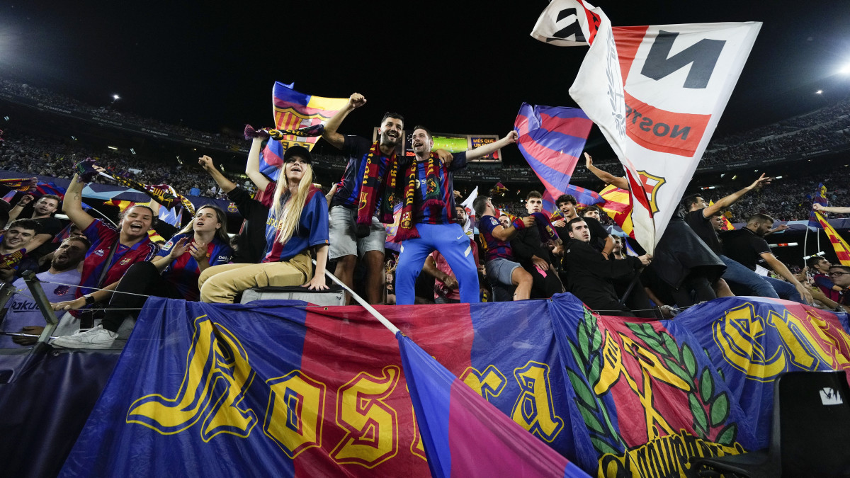 Az FC Barcelona szurkolói a labdarúgó Bajnokok Ligája csoportkörében, a C csoport negyedik fordulójában játszott FC Barcelona - Internazionale mérkőzésen a barcelonai Camp Nou stadionban 2022. október 12-én.
