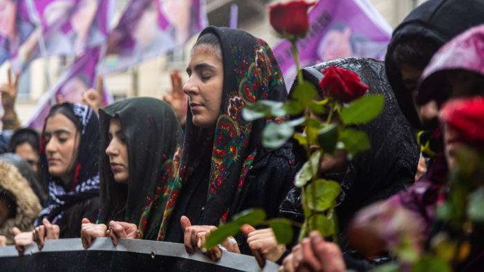 Több százan emlékeztek Párizsban a kurdok elleni lövöldözés áldozataira