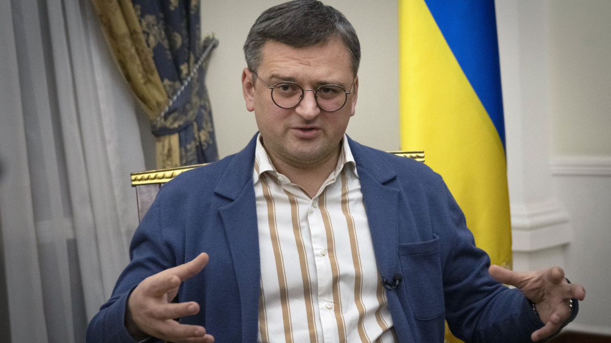 Dmitro Kuleba ukrán külügyminiszter interjút ad a The Associated Press amerikai hírügynökség újságírójának Kijevben 2022. december 26-án.