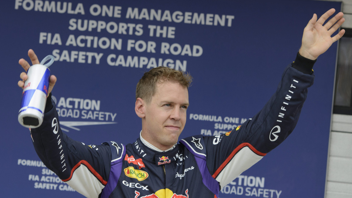 A második helyezett Sebastian Vettel, a Red Bull csapat német versenyzője a Forma-1-es Magyar Nagydíj időmérő edzése után a mogyoródi Hungaroringen 2014. július 26-án.