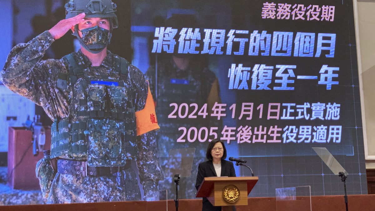 Caj Jing-ven tajvani elnök sajtótájékoztatót tart Tajpejben 2022. december 27-én, amelyen bejelentette, hogy a kormány négy hónapról ismét egy évre emeli a kötelező katonai szolgálat időtartamát. Az elnök azzal a fenyegetéssel indokolva a döntést, amelyet Kína jelent Tajvan számára.