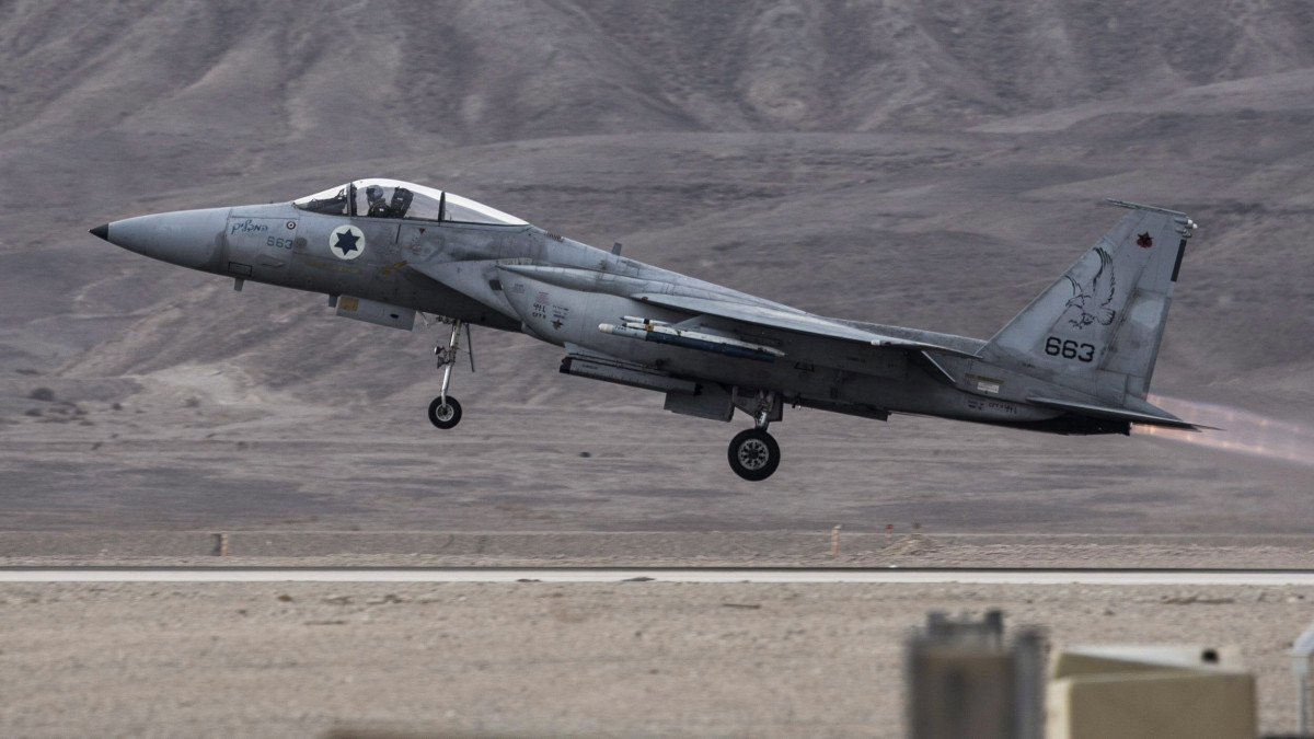Ovda, 2103. november 25.Az izraeli légierő egyik izraeli F-15-ös gépe felszáll az ovdai légibázisról a dél-izraeli Negev-sivatagban tartott kéthetes izraeli-amerikai-görög-olasz közös hadgyakorlaton 2013. november 25-én.  (MTI/EPA/Oliver Weiken)