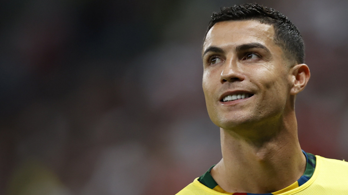 Cristiano Ronaldo portugál cserejátékos csapatának egyik gólja után a katari labdarúgó-világbajnokság nyolcaddöntőjében játszott Portugália-Svájc mérkőzésen a Loszaíl Stadionban 2022. december 6-án.