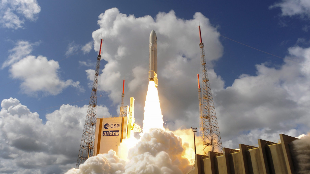 Korou, 2016. november 18.Az Európai Űrügynökség, az ESA által közreadott képen a levegőbe emelkedik egy Ariane 5-ös hordozórakéta a Galileo FOC M6 európai navigációs műholdrendszer elemeivel a fedélzetén a koroui Guyana Űrközpont kilövőállásáról Francia Guyanán 2016. november 17-én. (MTI/EPA/ESA/Stephane Corvaja)