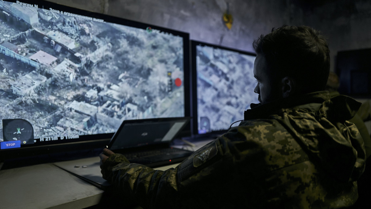 Ukrán katona drón által közvetített képet néz monitoron egy földalatti parancsnoki központban a kelet-ukrajnai Donyecki területen fekvő Bahmutban 2022. december 25-én.