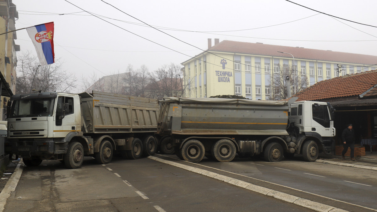 Teherautókkal zárják le az utat szerbek az észak-koszovói Mitrovicában 2022. december 27-én. Fokozott készültségbe helyezték a szerb hadsereget az előző este Koszovóban történt lövöldözések és robbantások miatt.