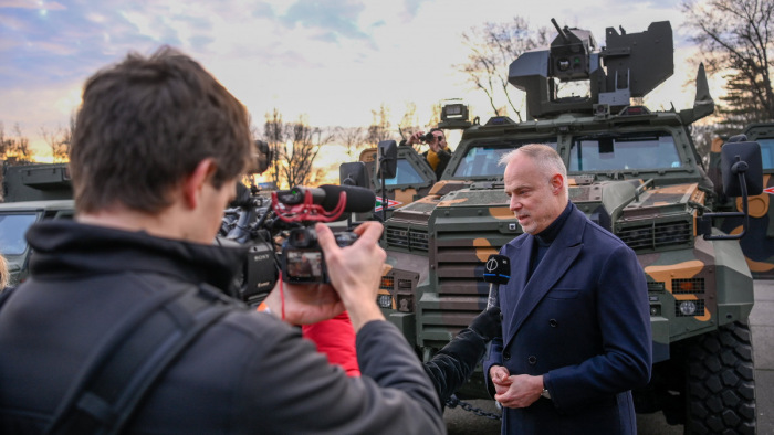 Mások rossz döntései miatt - veszélyekről beszélt a magyar honvédelmi miniszter